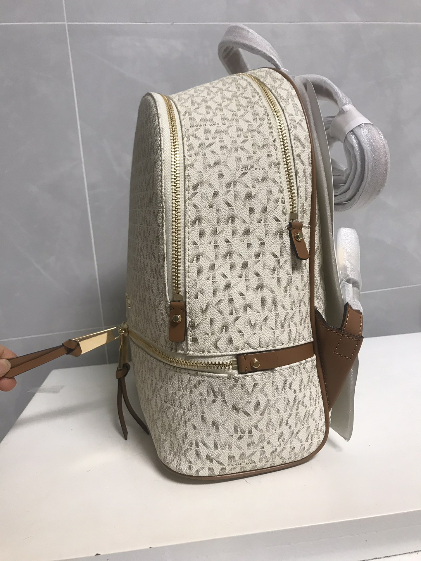 Michael Kors Mk纯原小字母双肩包女包 RHEA ZIP字母双肩包书包旅行包中号MK背包2拼皮 、啡色、白色