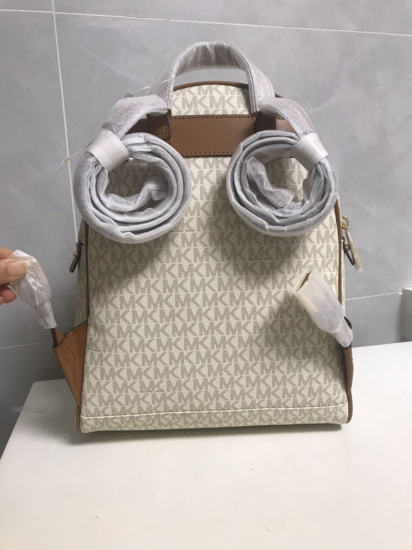 Michael Kors Mk纯原小字母双肩包女包 RHEA ZIP字母双肩包书包旅行包中号MK背包2拼皮 、啡色、白色