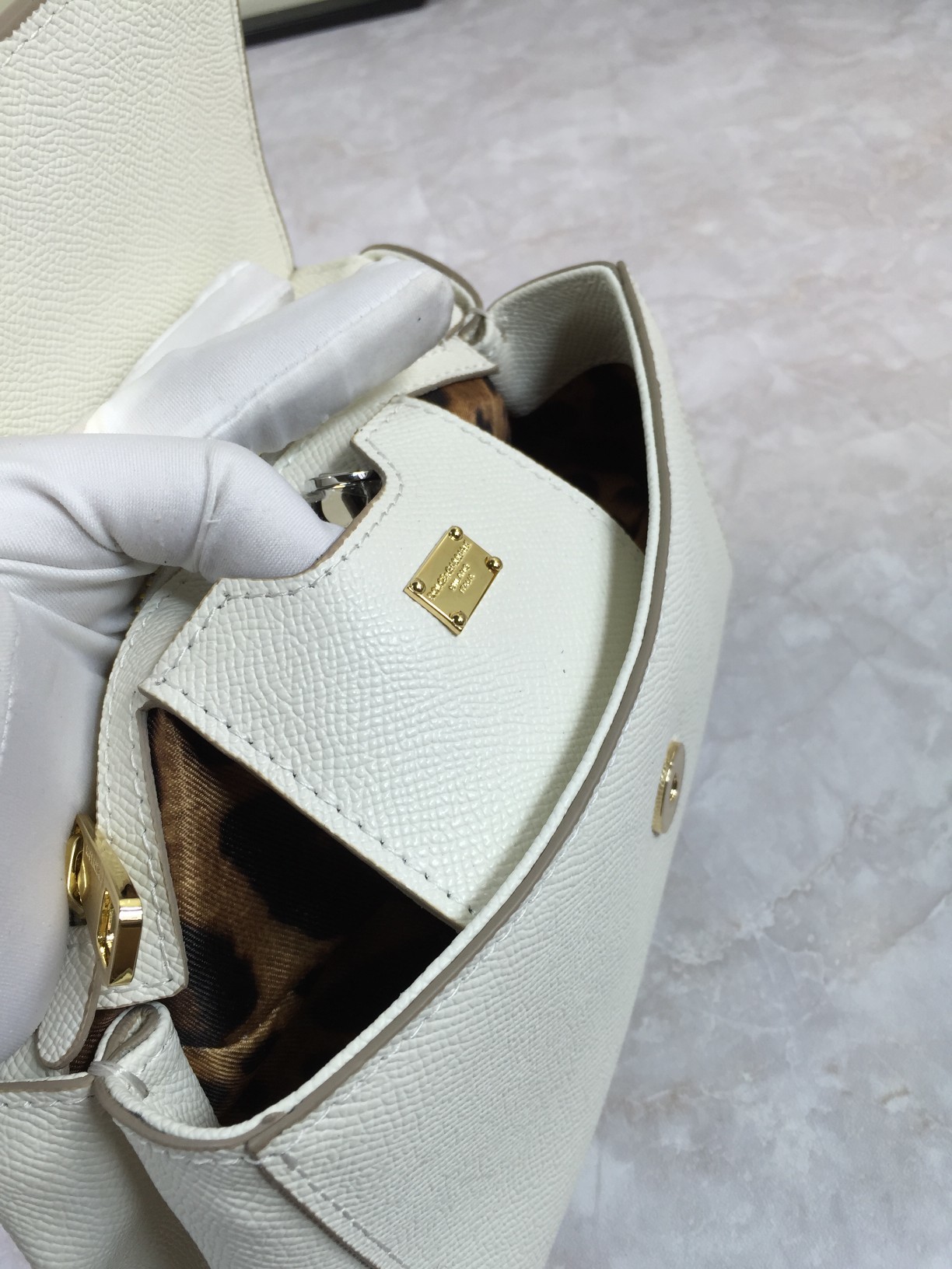 小号高端货Dolce&Gabbana杜嘉班纳斜挎女包细腻手工制造经典款纯色百搭众多明星的最爱可斜挎配镜子