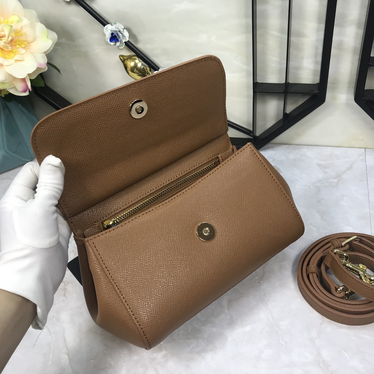 小号高端货Dolce&Gabbana杜嘉班纳斜挎女包细腻手工制造经典款纯色百搭众多明星的最爱可斜挎配镜子