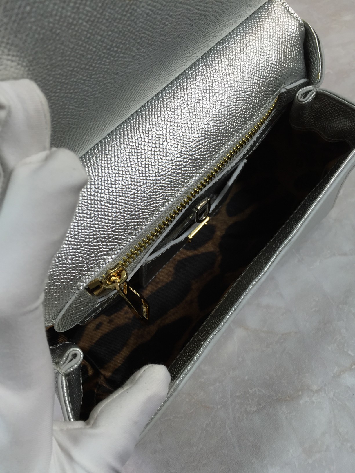 小号高端货Dolce&Gabbana杜嘉班纳斜挎女包细腻手工制造经典款纯色百搭众多明星的最爱可斜挎配镜子