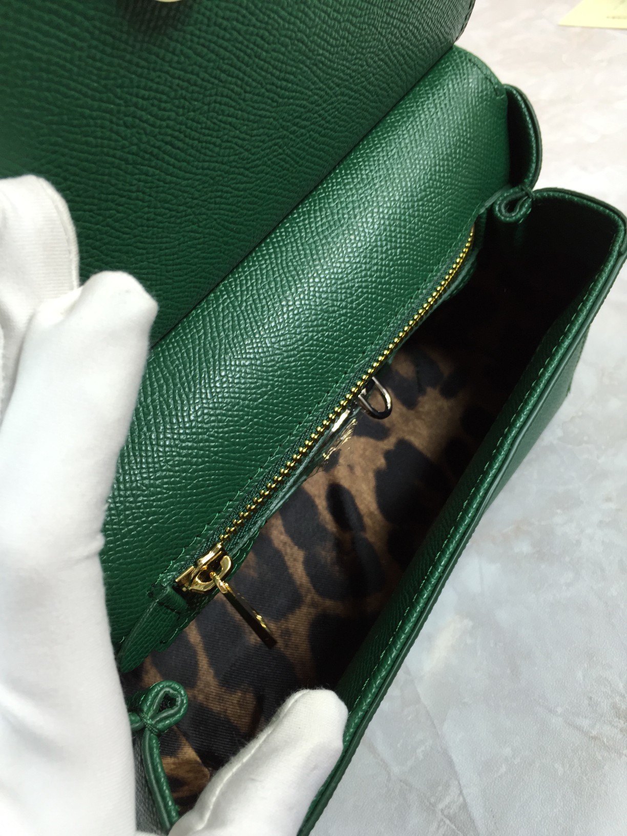 小号高端货Dolce&Gabbana杜嘉班纳斜挎女包细腻手工制造经典款纯色百搭众多明星的最爱可斜挎配镜子