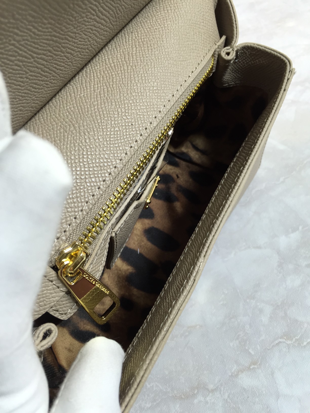 小号高端货Dolce&Gabbana杜嘉班纳斜挎女包细腻手工制造经典款纯色百搭众多明星的最爱可斜挎配镜子