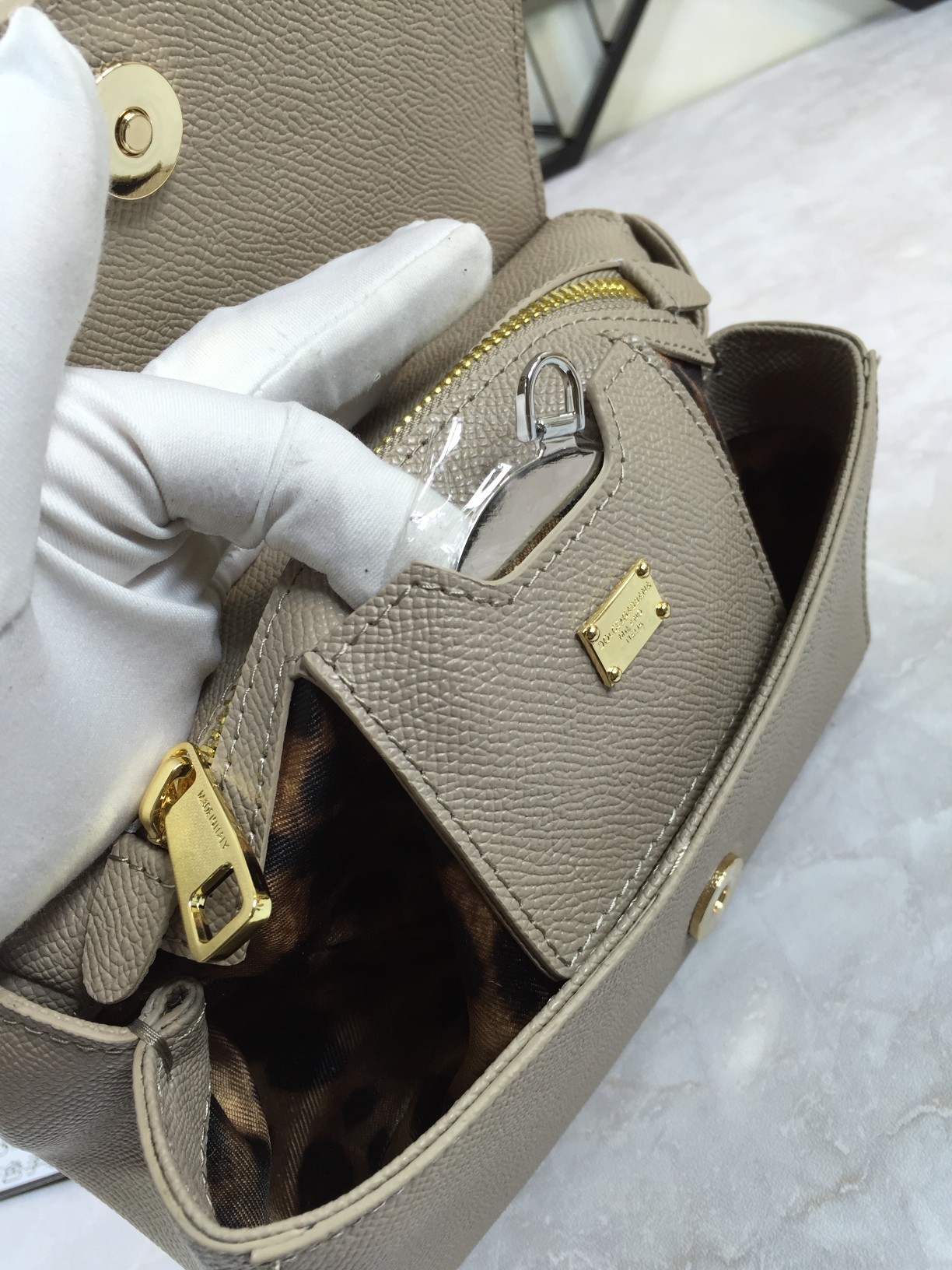 小号高端货Dolce&Gabbana杜嘉班纳斜挎女包细腻手工制造经典款纯色百搭众多明星的最爱可斜挎配镜子
