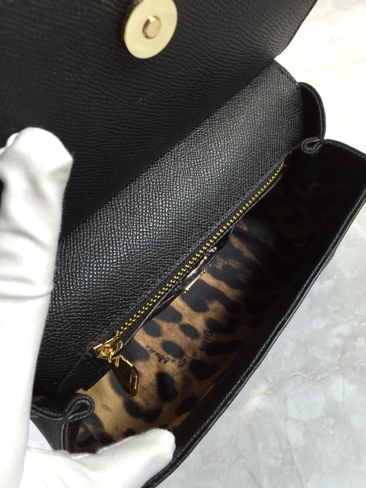 小号高端货Dolce&Gabbana杜嘉班纳斜挎女包细腻手工制造经典款纯色百搭众多明星的最爱可斜挎配镜子