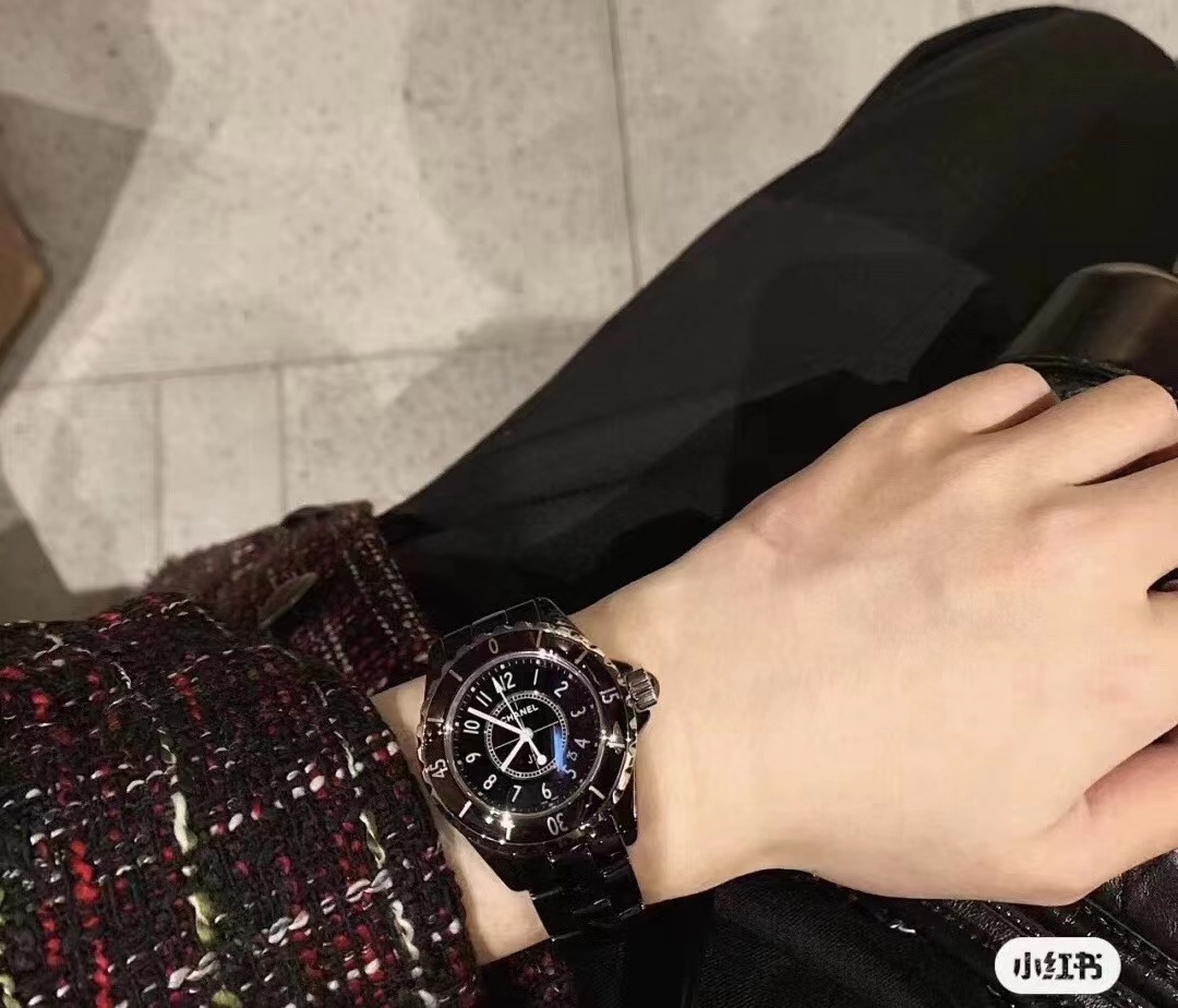 Chanel 香奈儿J12真的是专门为女人量身定制的，无论是黑色也是白色，有钻也是没钻，上手都非常
