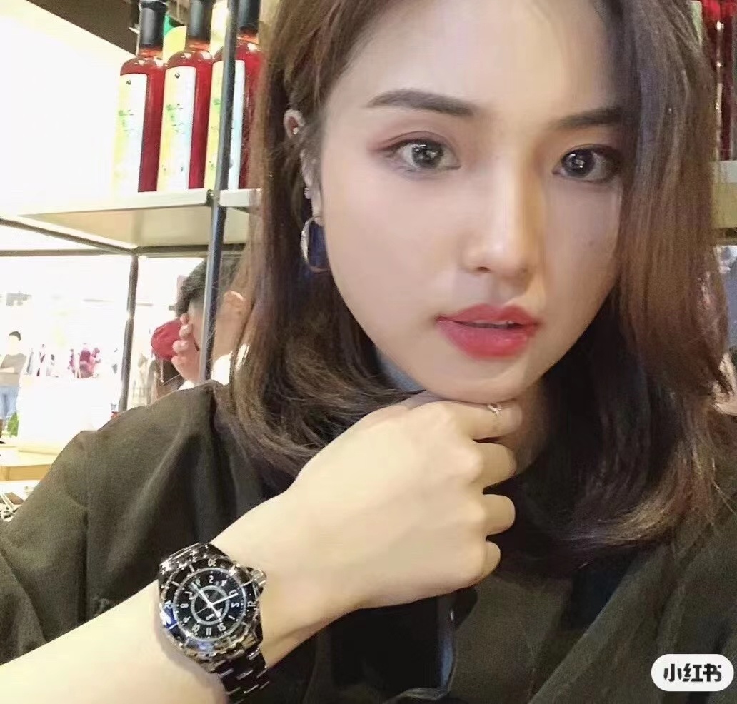 Chanel 香奈儿J12真的是专门为女人量身定制的，无论是黑色也是白色，有钻也是没钻，上手都非常
