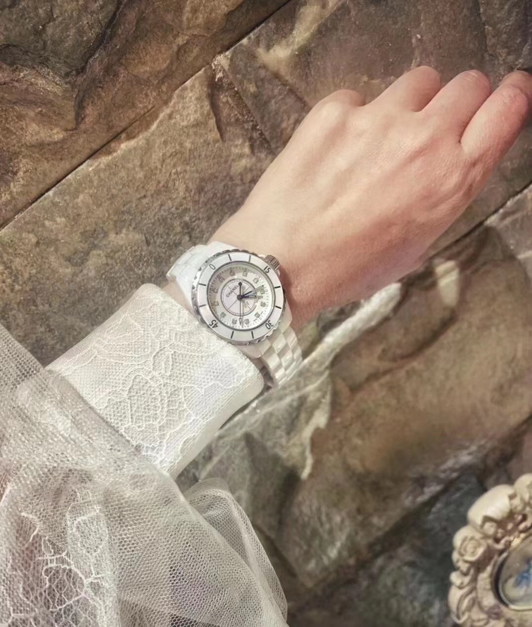 Chanel 香奈儿J12真的是专门为女人量身定制的，无论是黑色也是白色，有钻也是没钻，上手都非常