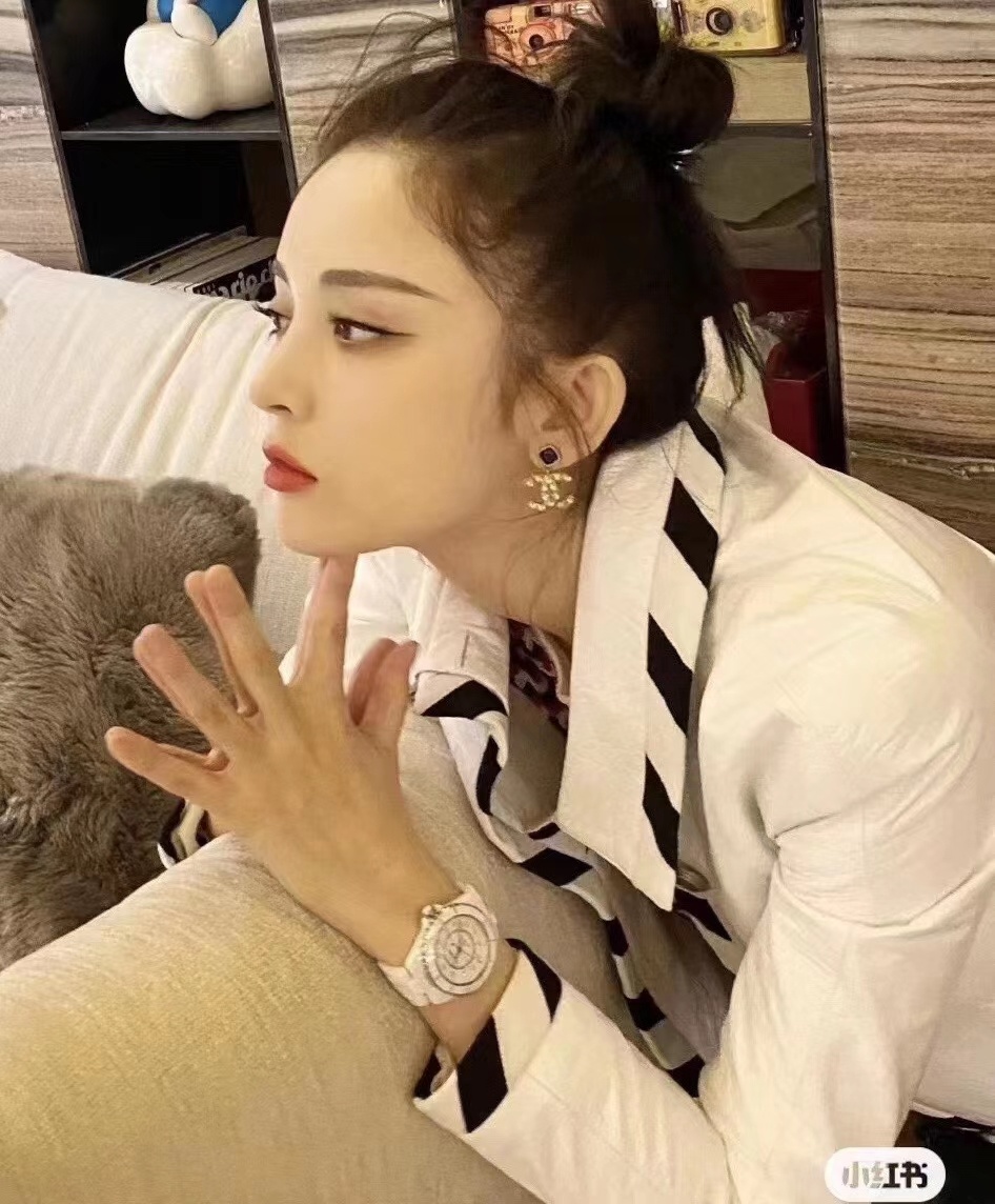 Chanel 香奈儿J12真的是专门为女人量身定制的，无论是黑色也是白色，有钻也是没钻，上手都非常