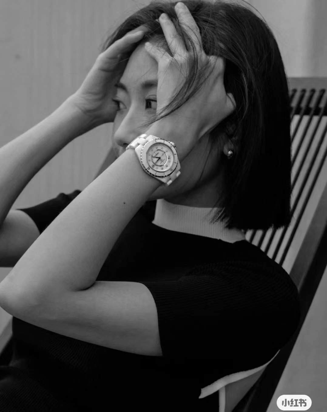 Chanel 香奈儿J12真的是专门为女人量身定制的，无论是黑色也是白色，有钻也是没钻，上手都非常