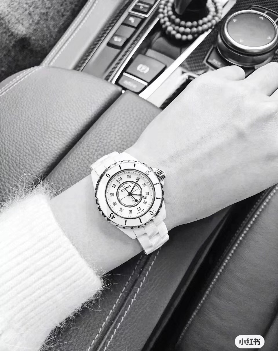 Chanel 香奈儿J12真的是专门为女人量身定制的，无论是黑色也是白色，有钻也是没钻，上手都非常