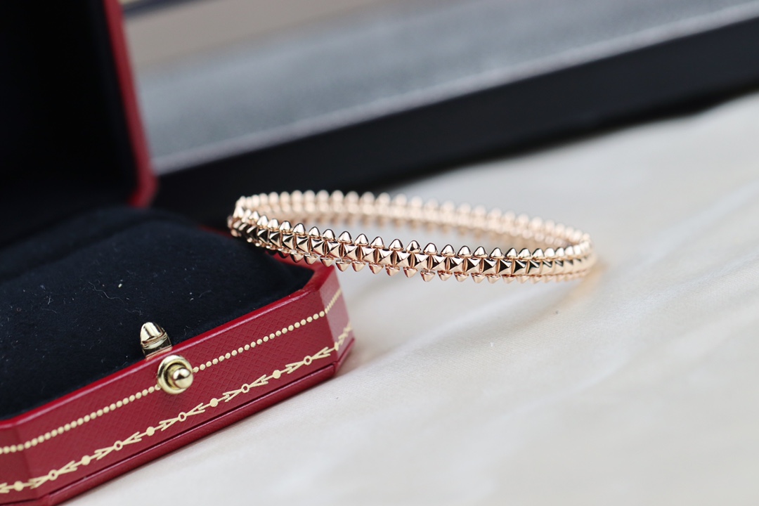 NO:688877,This bracelet is a very neutral design with a little bit of flamboyance. As soon as this new model comes out, you can't take your eyes away. This series breaks the traditional geometric shape and uses exquisite and complex jewelry craftsmanship. If you look closely, you can see the light shuttle between various rivets, studs and other elements.  I have to admire the perfect craftsmanship. Moreover, although it looks like sharp rivet elements, it is extremely delicate and comfortable to wear! It feels really comfortable and will not irritate your hands, and the workmanship is really exquisite. Each small rivet on it can be rotated and is made of V gold.  1 meter thick gold plating, super color retention 88380, bracelet, Cartier high-end jewelry19860909这款手镯是非常中性的设计,有点点张扬的设计,这个新款一出来,就移不开眼了,这个系列打破传统的几何造型,同时采用精湛复杂的珠宝工艺,仔细观察就能看到光线穿梭在各种铆钉饰钉等元素间,不得不感叹毫厘不差的工艺.而且,虽然是看着尖锐锋利的铆钉元素,但是佩戴起来却异常的细腻舒适!!真心上手舒适感完美,不会扎手,而且做工真的很精致,上面的每个小铆钉都可以转动,采用V金材质 1咪厚金电镀 超强保色88380,,bracelet,卡迪亚高端饰品,Jewelry