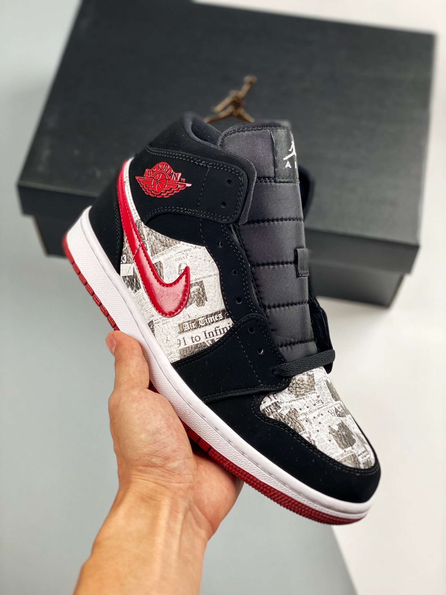 Air Jordan 1 Mid 黑红报纸 当前市场最优版本 陆续上架 全鞋采用原装头层皮，用料扎实 精雕细琢 鞋型极致还原 飞翼3D打印改良 深度立体 四线中底拉帮皮料选材 钢印 背胶一应俱全 全新批次 原装原模大底全鞋原厂定制皮料，手…