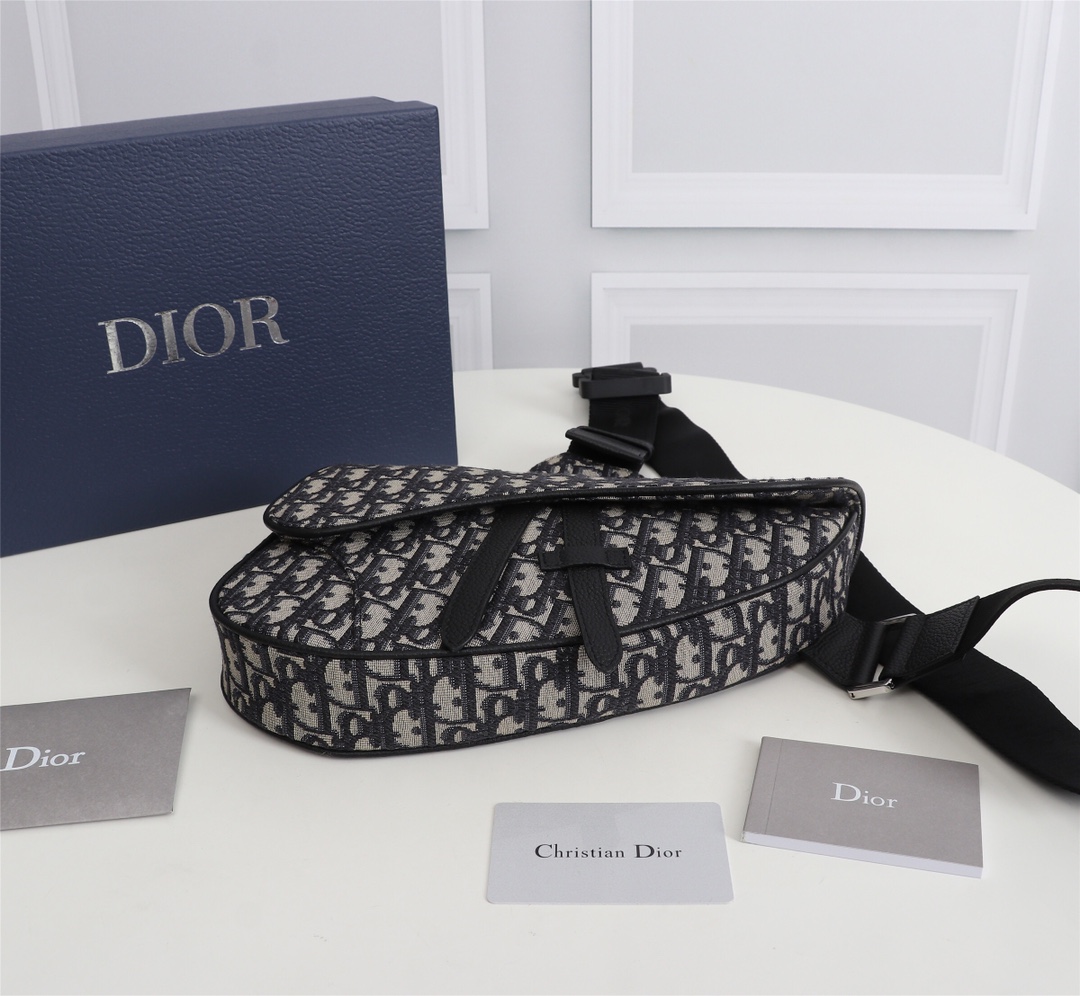 Dior迪奥男士马鞍包配正品对版盒子