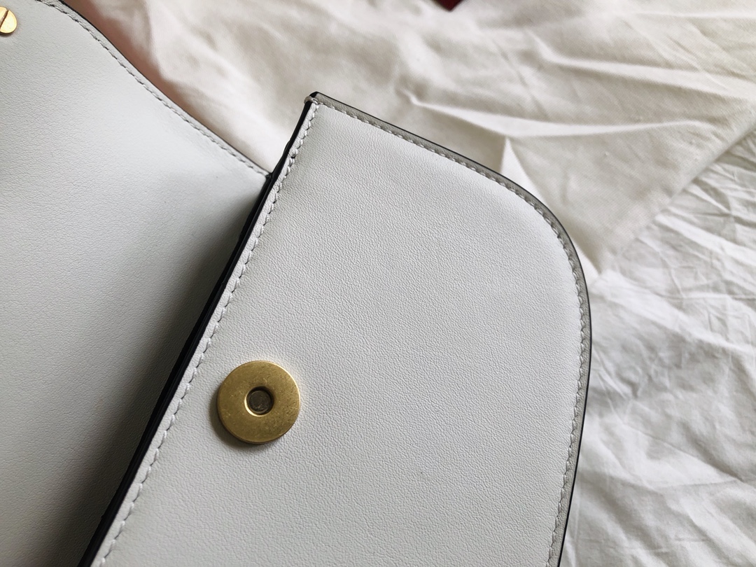 Valentino华伦天奴金属超大LOGO小牛皮斜挎包1011s