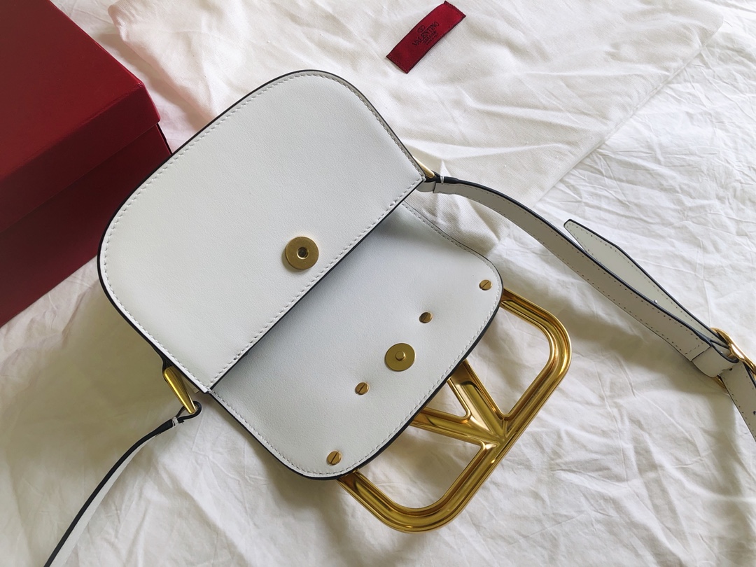 Valentino华伦天奴金属超大LOGO小牛皮斜挎包1011s