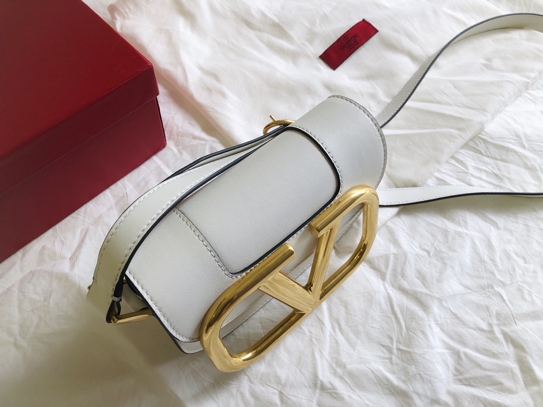 Valentino华伦天奴金属超大LOGO小牛皮斜挎包1011s