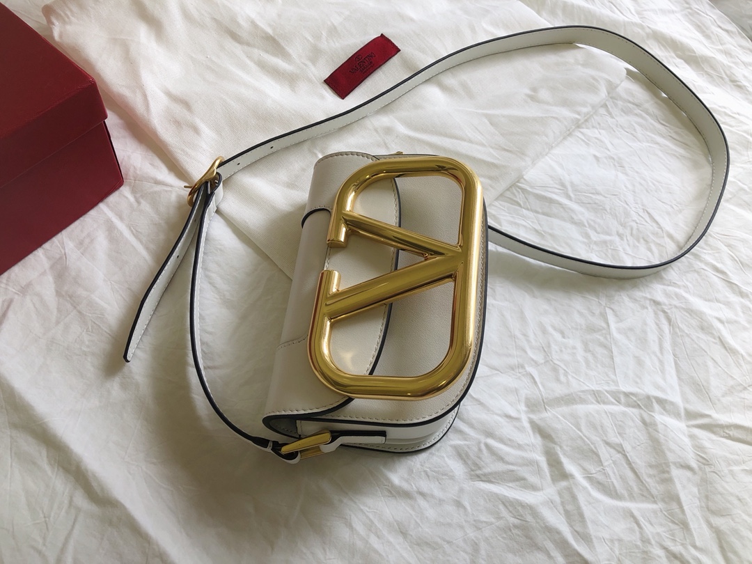 Valentino华伦天奴金属超大LOGO小牛皮斜挎包1011s