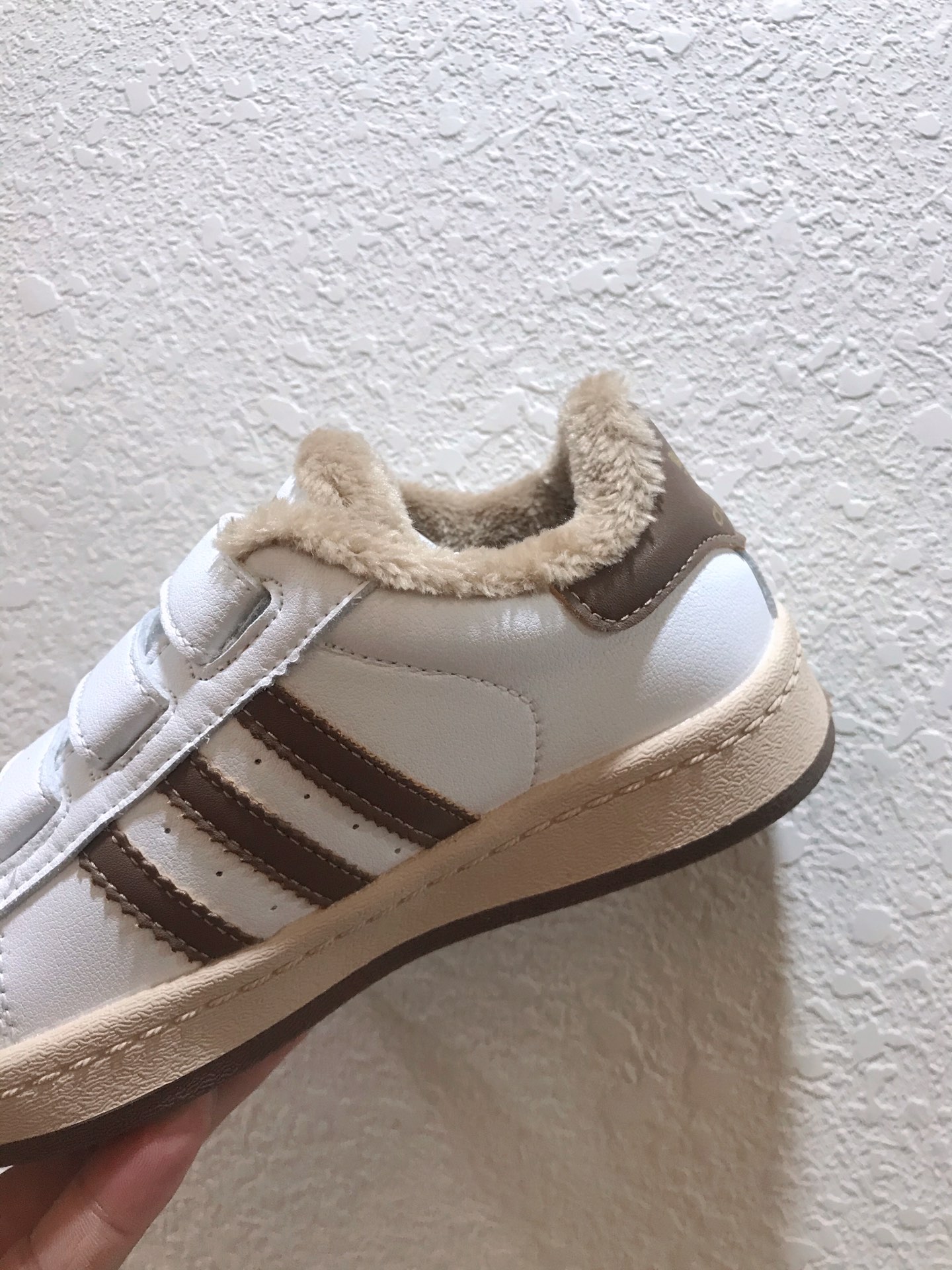 图片[9]-🎉Adidas 三叶草mo shu tie 官网贝壳头新配色闪亮登场🎉 [玫瑰]校园阿迪达斯贝壳头三叶草☘️加绒棉鞋雪地鞋[玫瑰]男女童鞋米白色与米黑色款[玫瑰]魔术贴设计穿脱方便快捷运动鞋[玫瑰]加绒护脚保暖首选款[玫瑰][玫瑰]米粽绒让宝宝上脚更上档次与高贵气场尺码26-35🎉🎉🎉-选品中心