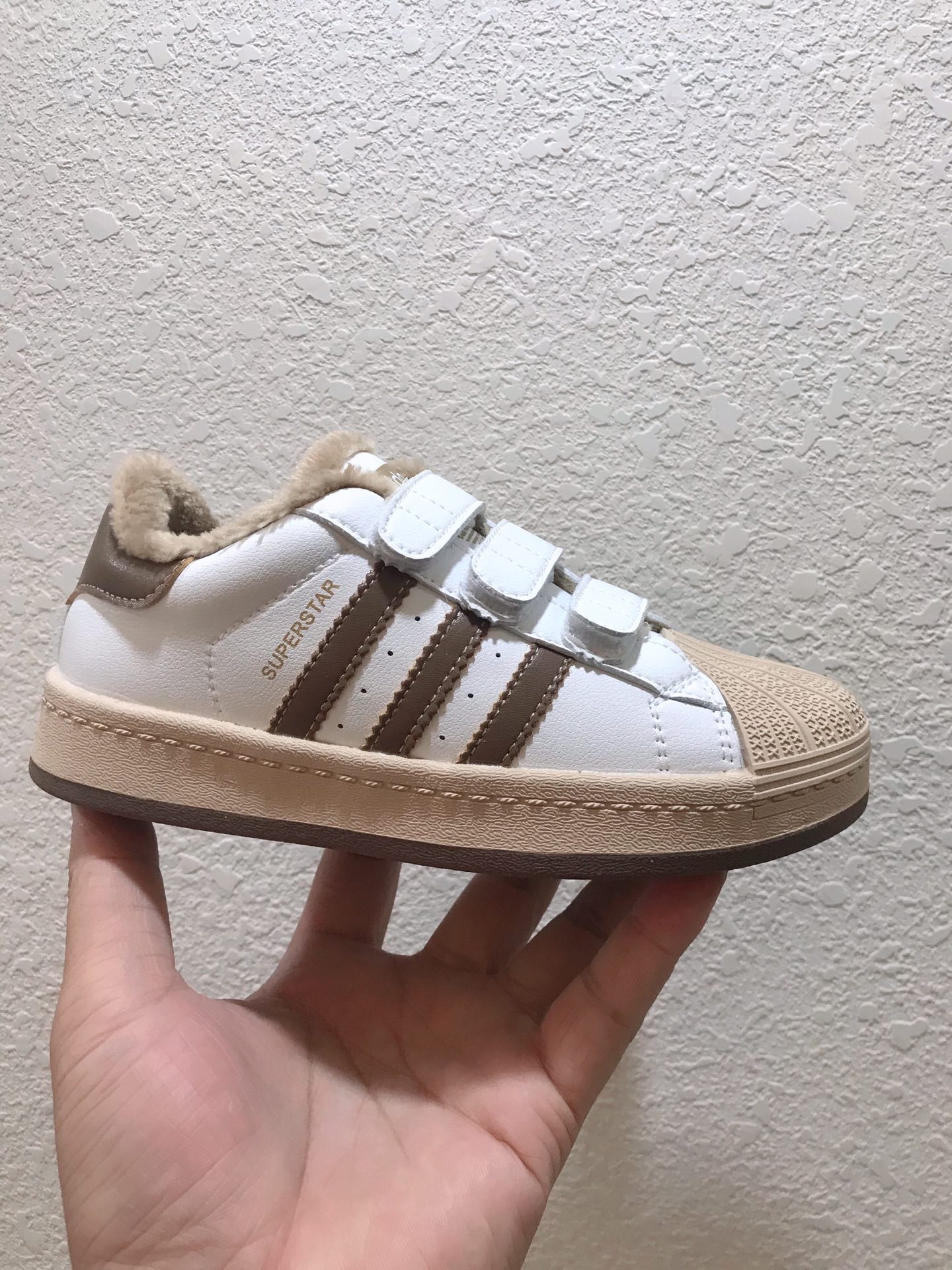 🎉Adidas 三叶草mo shu tie 官网贝壳头新配色闪亮登场🎉 [玫瑰]校园阿迪达斯贝壳头三叶草☘️加绒棉鞋雪地鞋[玫瑰]男女童鞋米白色与米黑色款[玫瑰]魔术贴设计穿脱方便快捷运动鞋[玫瑰]加绒护脚保暖首选款[玫瑰][玫瑰]米粽绒让宝宝上脚更上档次与高贵气场尺码26-35🎉🎉🎉-选品中心