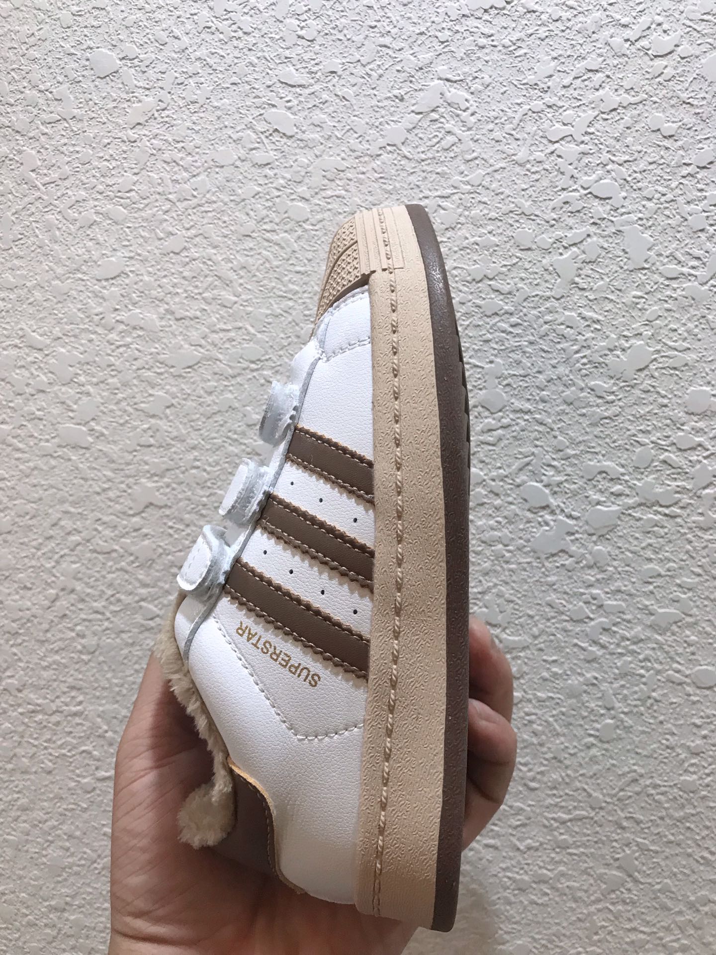 图片[8]-🎉Adidas 三叶草mo shu tie 官网贝壳头新配色闪亮登场🎉 [玫瑰]校园阿迪达斯贝壳头三叶草☘️加绒棉鞋雪地鞋[玫瑰]男女童鞋米白色与米黑色款[玫瑰]魔术贴设计穿脱方便快捷运动鞋[玫瑰]加绒护脚保暖首选款[玫瑰][玫瑰]米粽绒让宝宝上脚更上档次与高贵气场尺码26-35🎉🎉🎉-选品中心