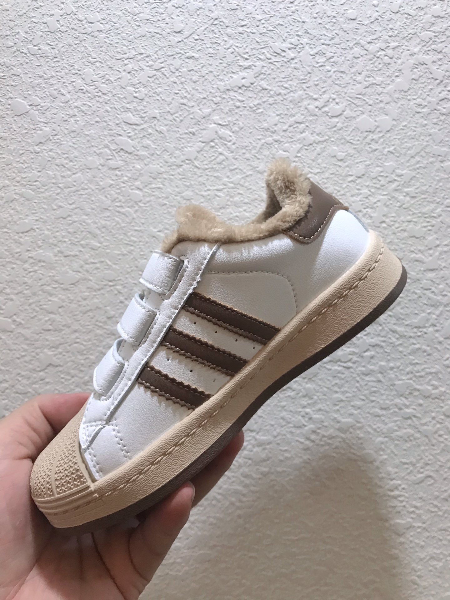 图片[3]-🎉Adidas 三叶草mo shu tie 官网贝壳头新配色闪亮登场🎉 [玫瑰]校园阿迪达斯贝壳头三叶草☘️加绒棉鞋雪地鞋[玫瑰]男女童鞋米白色与米黑色款[玫瑰]魔术贴设计穿脱方便快捷运动鞋[玫瑰]加绒护脚保暖首选款[玫瑰][玫瑰]米粽绒让宝宝上脚更上档次与高贵气场尺码26-35🎉🎉🎉-选品中心