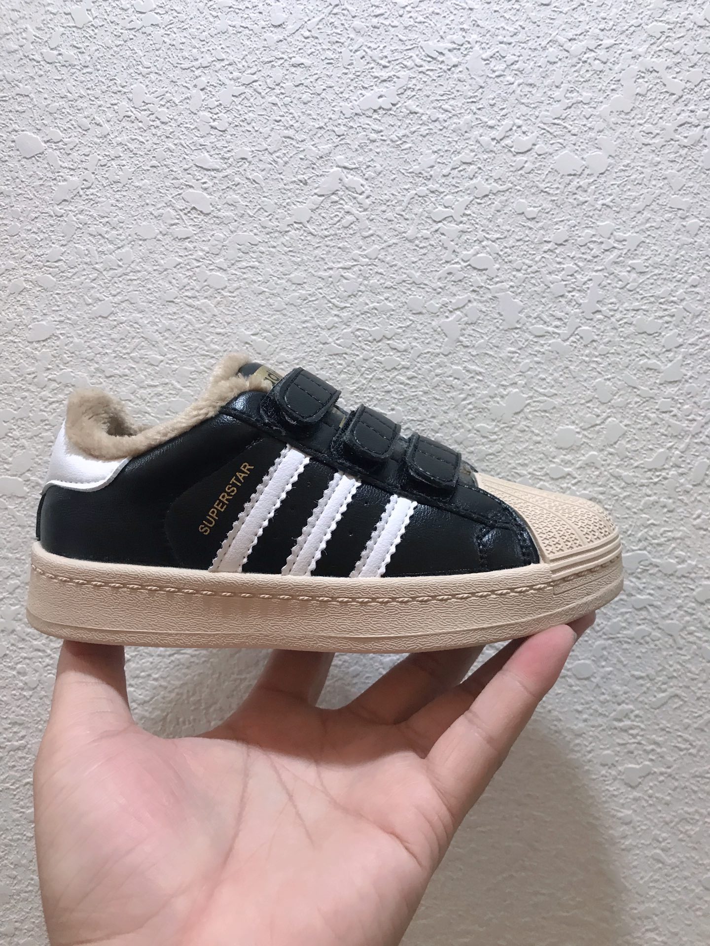 🎉Adidas 三叶草mo shu tie 官网贝壳头新配色闪亮登场🎉 [玫瑰]校园阿迪达斯贝壳头三叶草☘️加绒棉鞋雪地鞋[玫瑰]男女童鞋米白色与米黑色款[玫瑰]魔术贴设计穿脱方便快捷运动鞋[玫瑰]加绒护脚保暖首选款[玫瑰][玫瑰]米粽绒让宝宝上脚更上档次与高贵气场尺码26-35🎉🎉🎉-选品中心