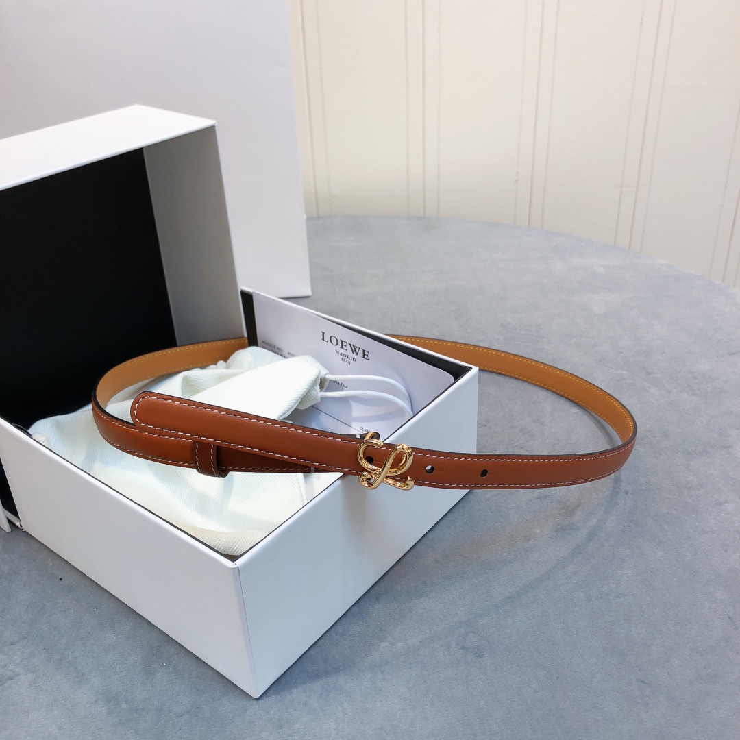 Loewe✨罗意威 2020Sss秋冬新款 光滑小牛皮腰带 外缝线窄版对比色缝线衿腰带 配有 L 字母组