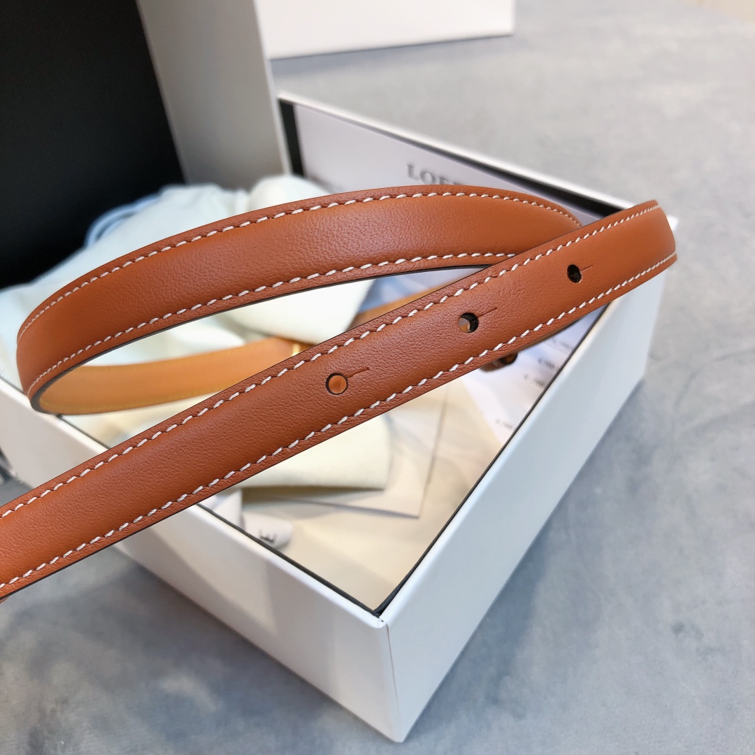 Loewe✨罗意威 2020Sss秋冬新款 光滑小牛皮腰带 外缝线窄版对比色缝线衿腰带 配有 L 字母组