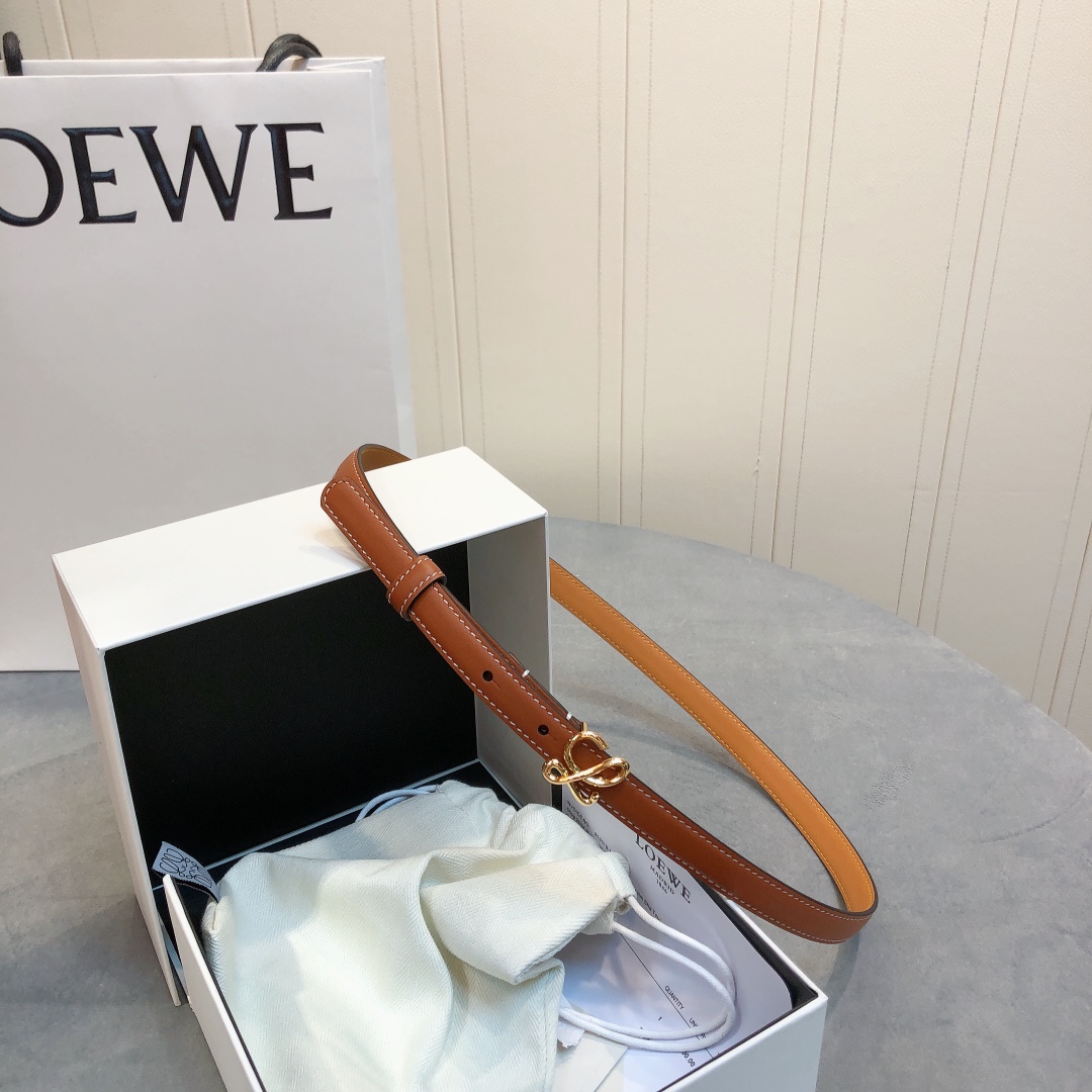 Loewe✨罗意威 2020Sss秋冬新款 光滑小牛皮腰带 外缝线窄版对比色缝线衿腰带 配有 L 字母组
