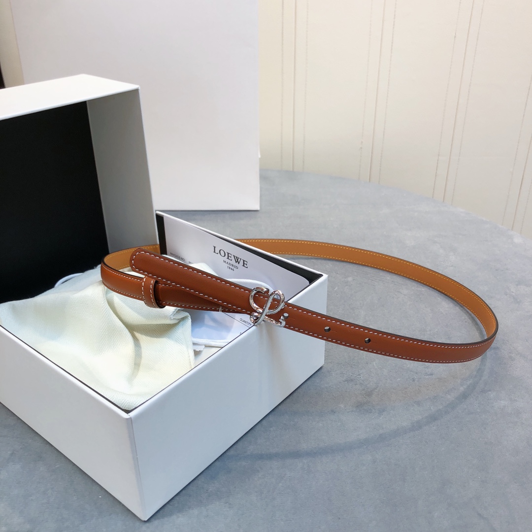 Loewe✨罗意威 2020Sss秋冬新款 光滑小牛皮腰带 外缝线窄版对比色缝线衿腰带 配有 L 字母组