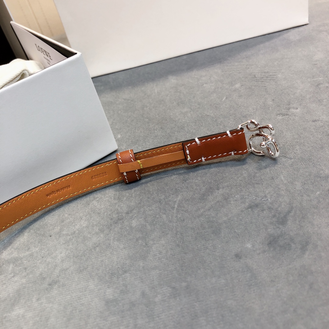 Loewe✨罗意威 2020Sss秋冬新款 光滑小牛皮腰带 外缝线窄版对比色缝线衿腰带 配有 L 字母组