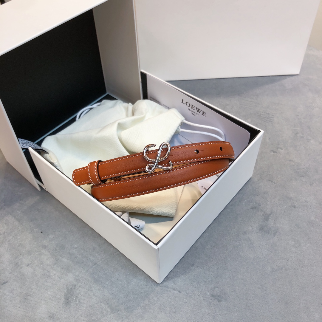 Loewe✨罗意威 2020Sss秋冬新款 光滑小牛皮腰带 外缝线窄版对比色缝线衿腰带 配有 L 字母组