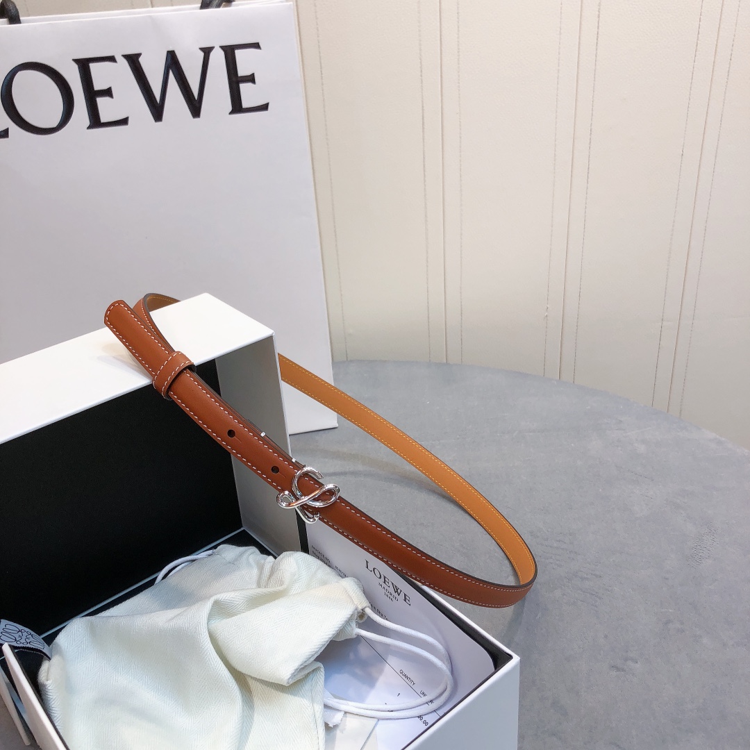 Loewe✨罗意威 2020Sss秋冬新款 光滑小牛皮腰带 外缝线窄版对比色缝线衿腰带 配有 L 字母组
