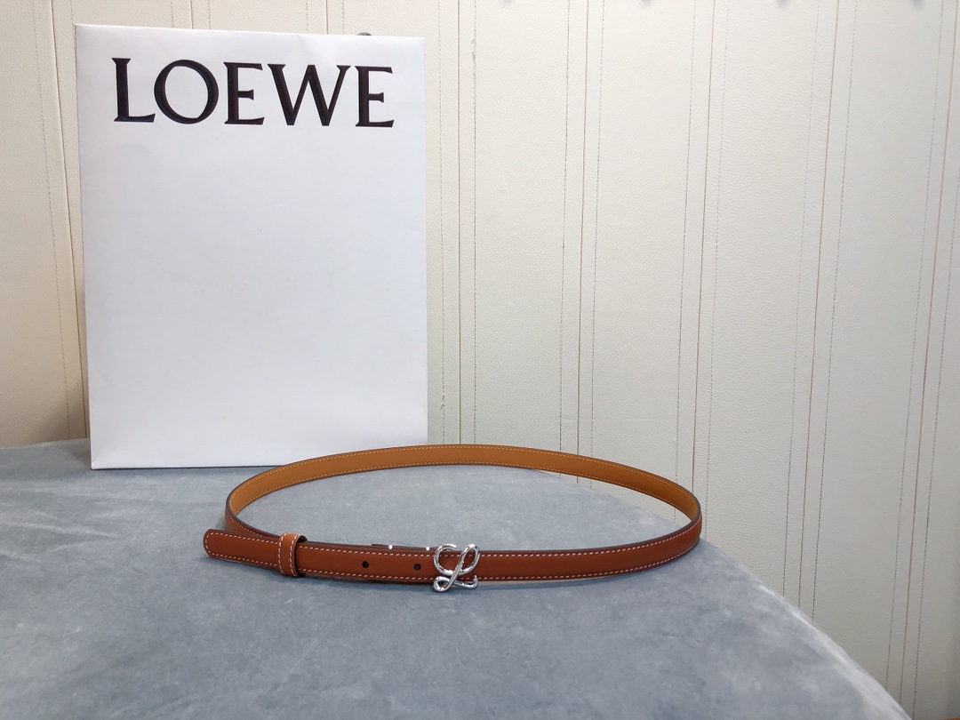 Loewe✨罗意威 2020Sss秋冬新款 光滑小牛皮腰带 外缝线窄版对比色缝线衿腰带 配有 L 字母组