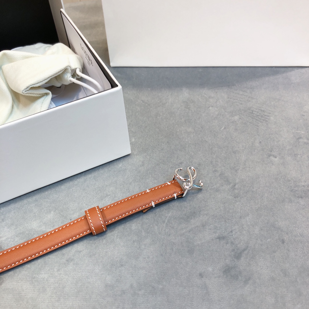 Loewe✨罗意威 2020Sss秋冬新款 光滑小牛皮腰带 外缝线窄版对比色缝线衿腰带 配有 L 字母组