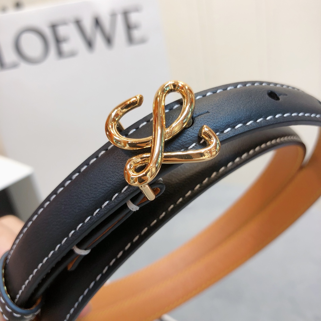 Loewe✨罗意威 2020Sss秋冬新款 光滑小牛皮腰带 外缝线窄版对比色缝线衿腰带 配有 L 字母组