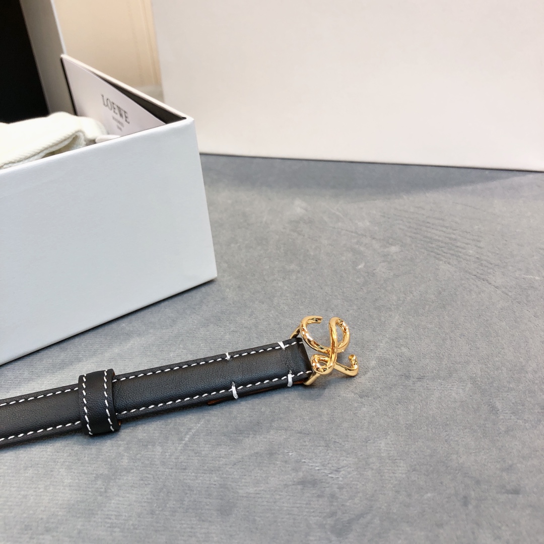 Loewe✨罗意威 2020Sss秋冬新款 光滑小牛皮腰带 外缝线窄版对比色缝线衿腰带 配有 L 字母组