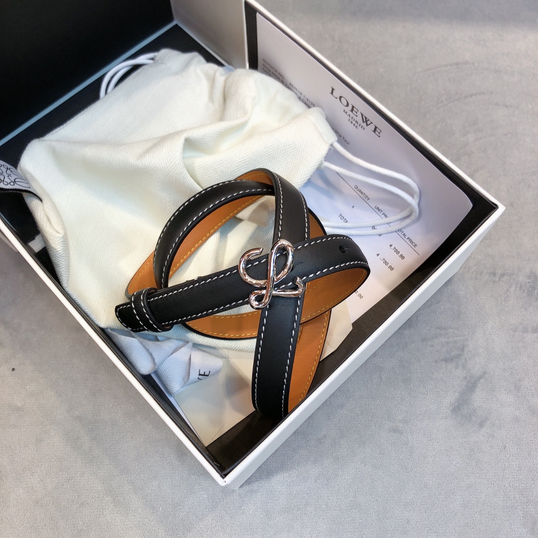 Loewe✨罗意威 2020Sss秋冬新款 光滑小牛皮腰带 外缝线窄版对比色缝线衿腰带 配有 L 字母组