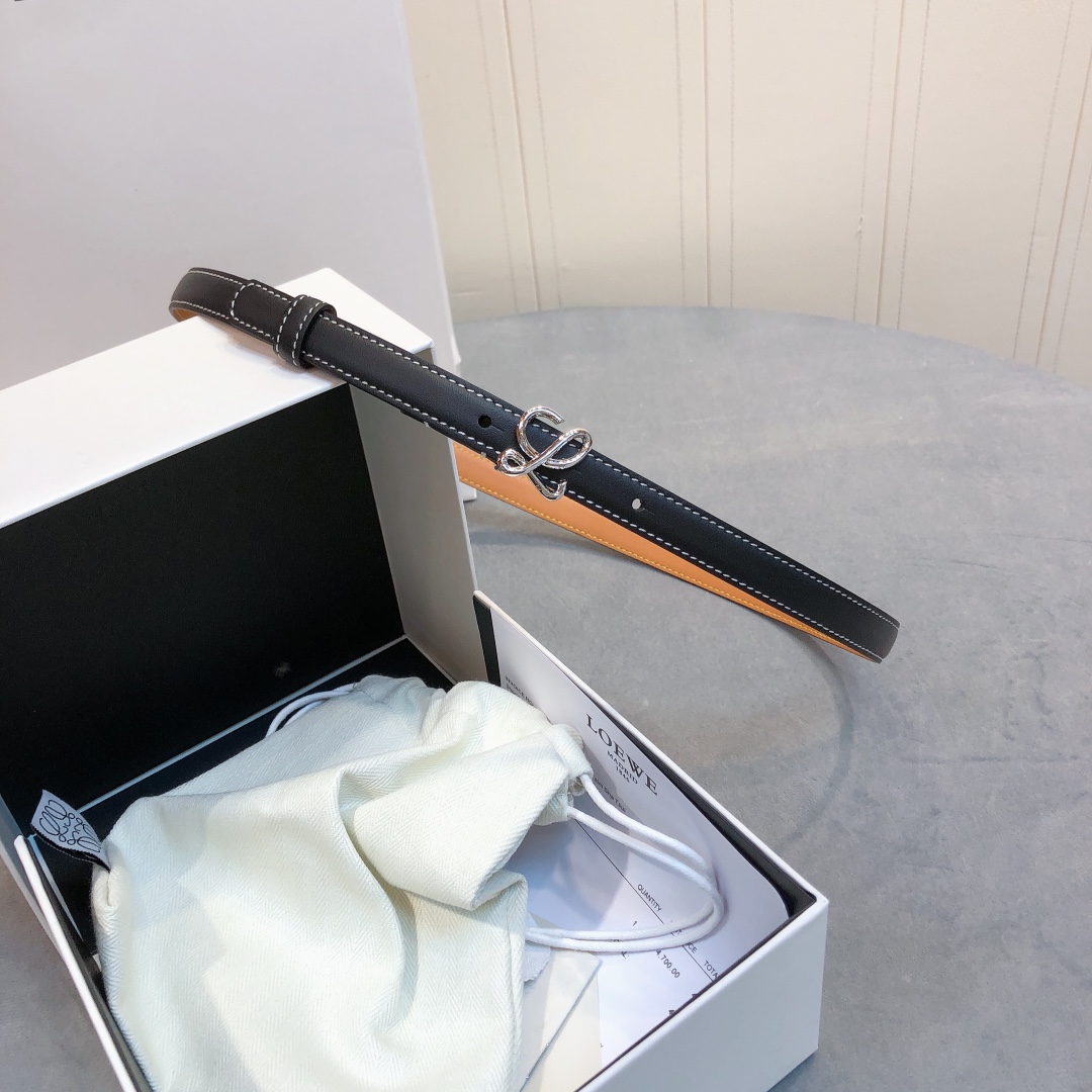 Loewe✨罗意威 2020Sss秋冬新款 光滑小牛皮腰带 外缝线窄版对比色缝线衿腰带 配有 L 字母组