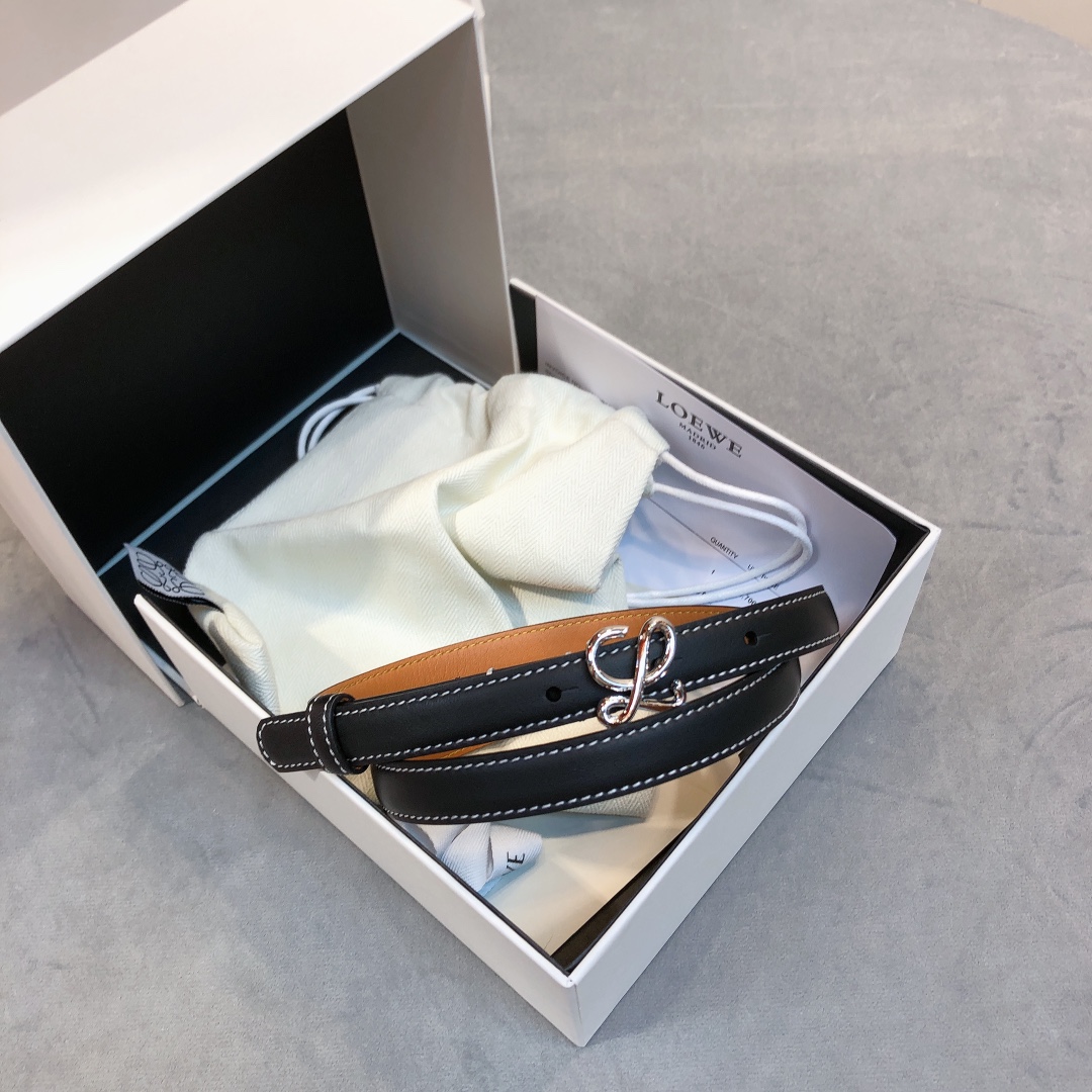 Loewe✨罗意威 2020Sss秋冬新款 光滑小牛皮腰带 外缝线窄版对比色缝线衿腰带 配有 L 字母组