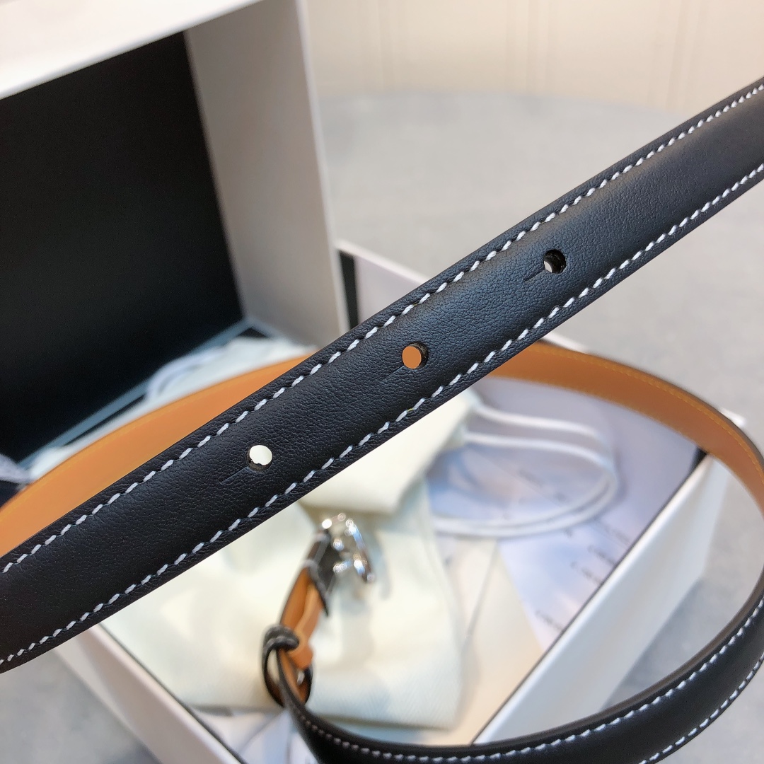 Loewe✨罗意威 2020Sss秋冬新款 光滑小牛皮腰带 外缝线窄版对比色缝线衿腰带 配有 L 字母组