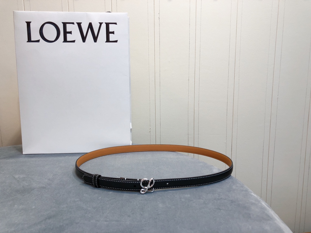 Loewe✨罗意威 2020Sss秋冬新款 光滑小牛皮腰带 外缝线窄版对比色缝线衿腰带 配有 L 字母组