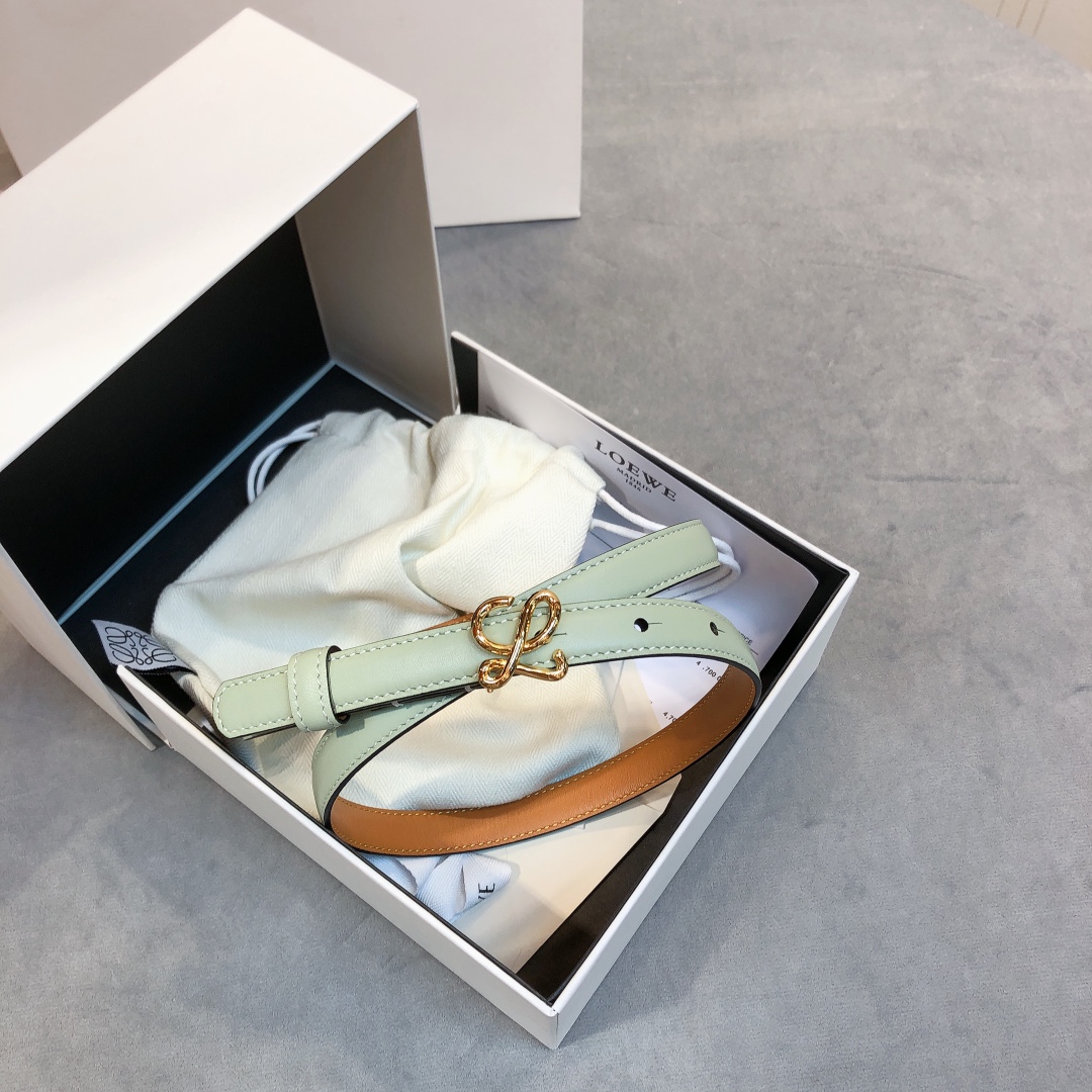Loewe✨罗意威 2020Sss秋冬新款 光滑小牛皮腰带 外缝线窄版对比色缝线衿腰带 配有 L 字母组