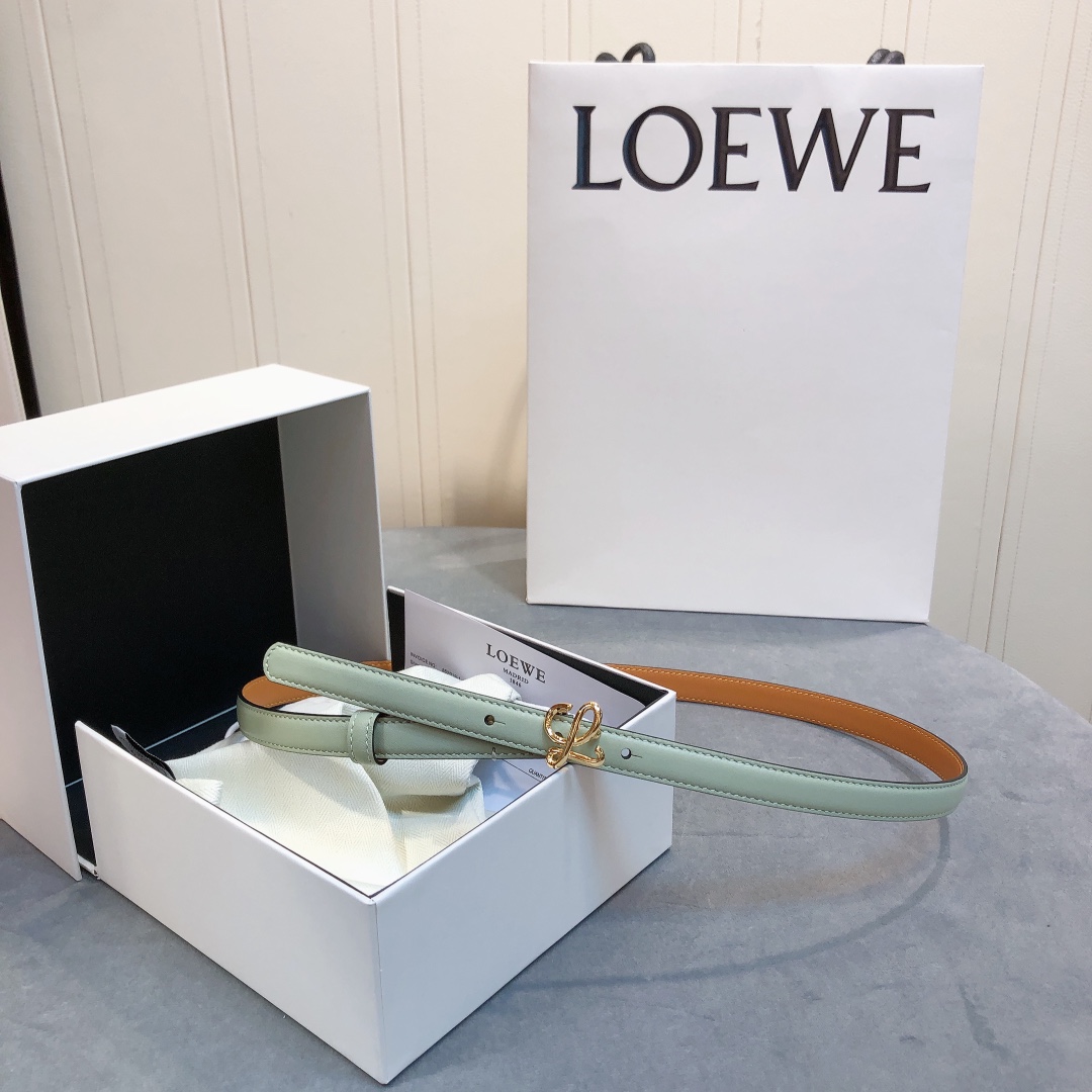 Loewe✨罗意威 2020Sss秋冬新款 光滑小牛皮腰带 外缝线窄版对比色缝线衿腰带 配有 L 字母组