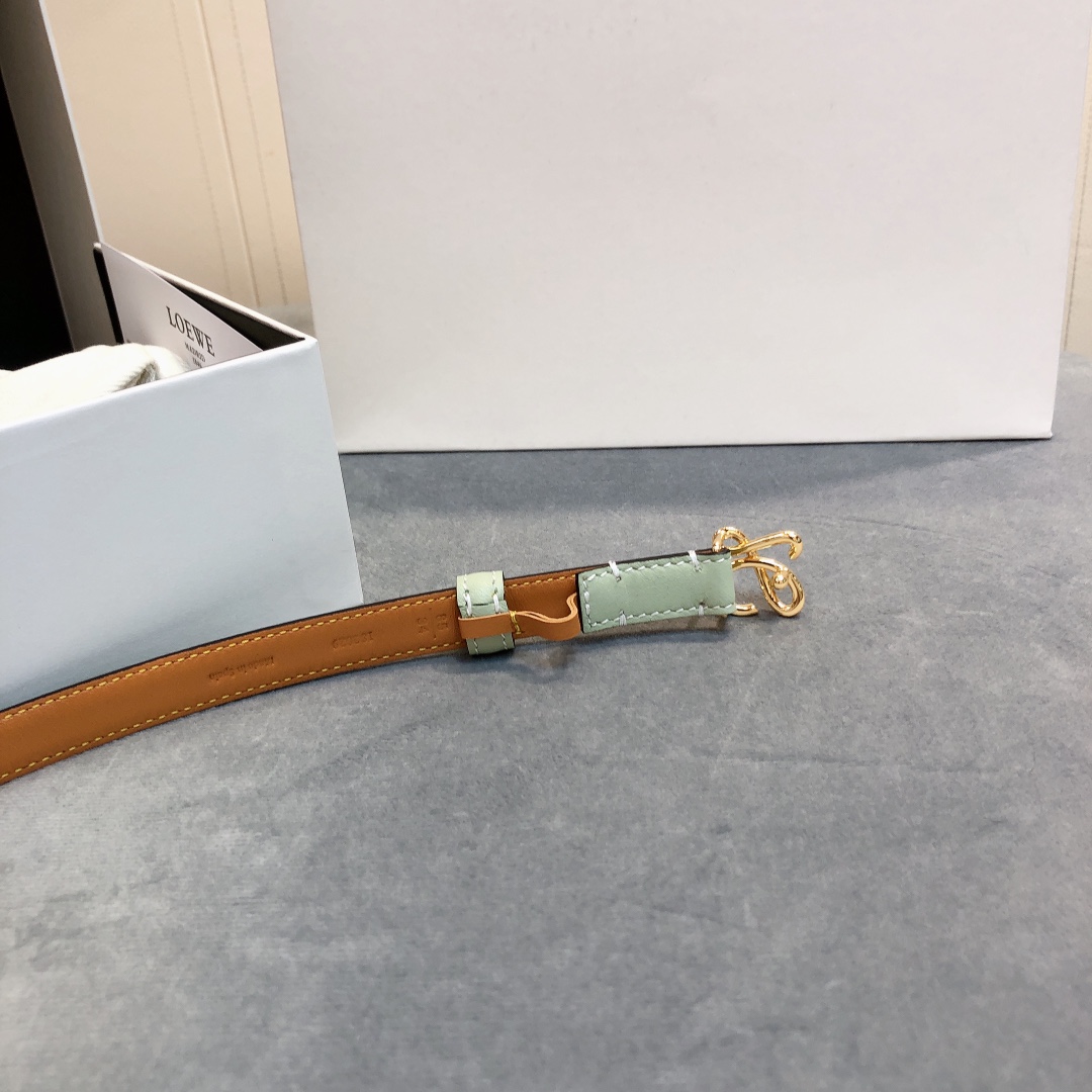 Loewe✨罗意威 2020Sss秋冬新款 光滑小牛皮腰带 外缝线窄版对比色缝线衿腰带 配有 L 字母组
