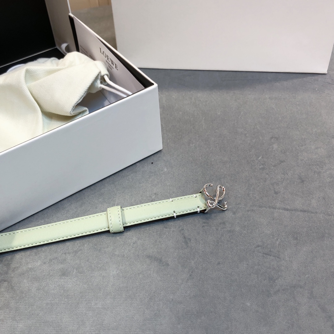 Loewe✨罗意威 2020Sss秋冬新款 光滑小牛皮腰带 外缝线窄版对比色缝线衿腰带 配有 L 字母组