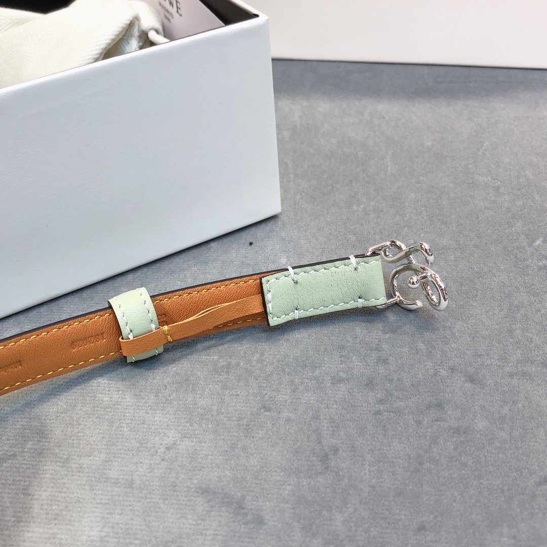 Loewe✨罗意威 2020Sss秋冬新款 光滑小牛皮腰带 外缝线窄版对比色缝线衿腰带 配有 L 字母组