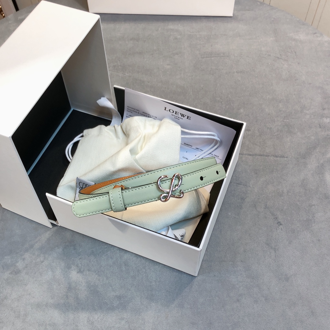 Loewe✨罗意威 2020Sss秋冬新款 光滑小牛皮腰带 外缝线窄版对比色缝线衿腰带 配有 L 字母组