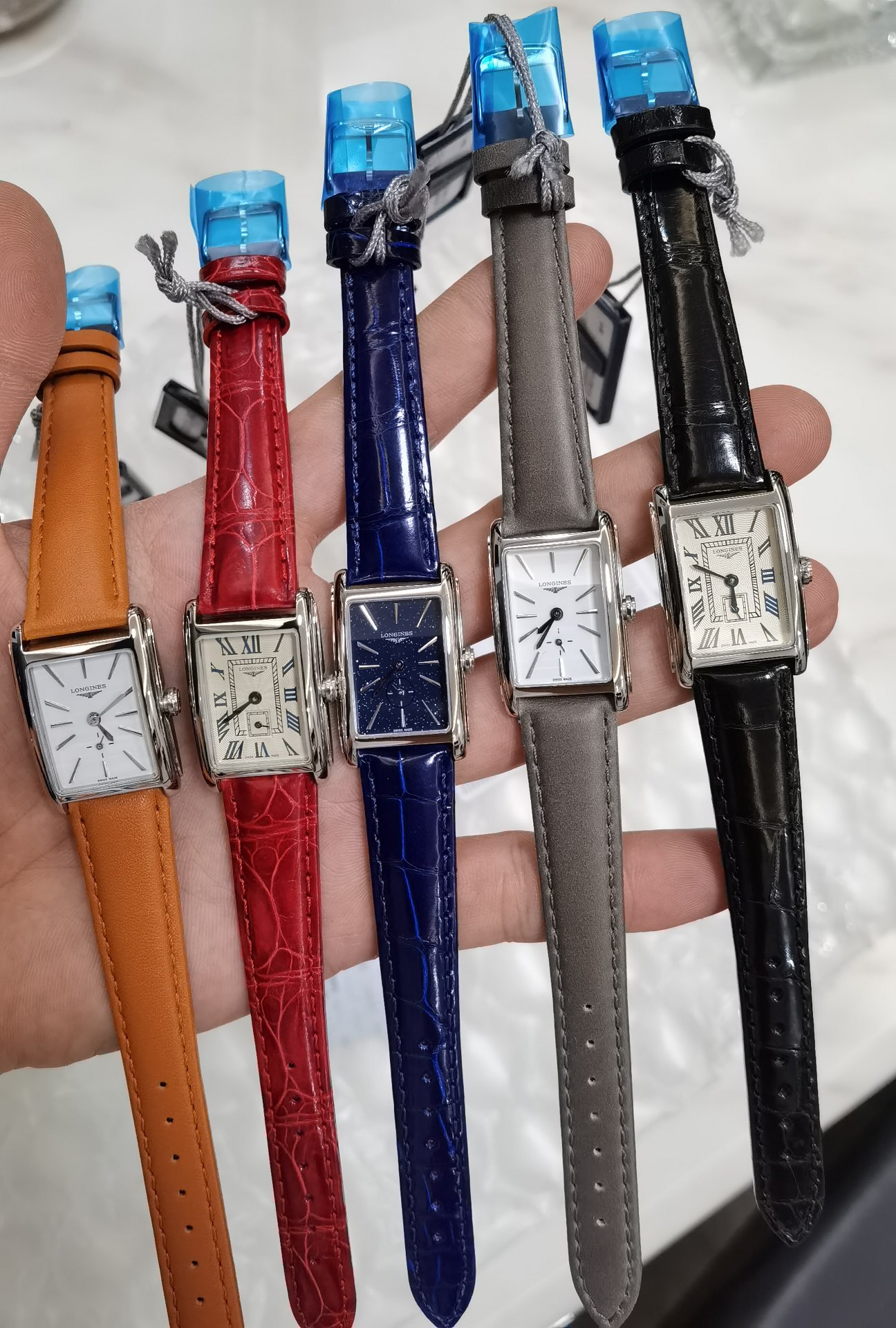 NO:602079,exclusive!  !  In stock. Same style as Lin Chiling!  Longines Dai Chuo Weiner crocodile leather series!  20.80 X 32.00mm quartz ladies watch!  Genuine movement L quartz movement!  Has low battery reminder function!  When the quartz movement is out of power, the second hand will jump every four seconds!  It’s time to replace the battery!  Longines' queen-level women's watch is undoubtedly the Dolce Vita series. It is named after 'Dolce Vita' in Italian, which means sweet life, which means Italian life meets modern romance. It creates modern elegance and charming posture through geometric lines and soft curves. The carvings of the silver dial and the blue steel hands and other exquisite details highlight the wearer's pure elegance and nobility. Lifetime warranty.,,Dolce&Gabbana,longines,crocodile  skin19860909独家！！现货.林志玲同款！浪琴表黛绰维纳鳄鱼皮系列！20.80 X 32.00mm 石英女士腕表！正品机芯L石英机芯！拥有低电量提醒功能！石英机芯没电了秒针会四秒一跳！这个时候就需要换电池啦！浪琴排名皇后级别的当属黛绰维纳系列女表 以意大利语中的'Dolce Vita'为名 寓意甜美生活 寓意意式生活邂逅现代浪漫 通过几何线条与柔美曲线塑造出现代优雅与妩媚姿态 银色表盘的雕花、以及蓝钢指针等精致细节都烘托出佩戴者纯正的优雅与贵气 ,终身保修.,,Dolce&Gabbana,longines,crocodile skin,Watch